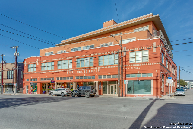 Listing photo id 1 for 1401 Flores St S 212