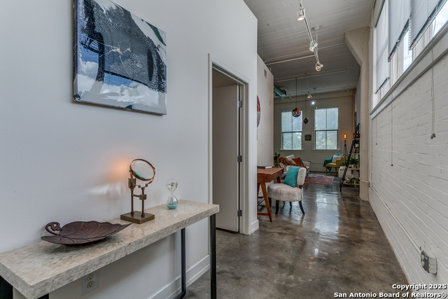 Listing photo id 2 for 1401 Flores St S 212