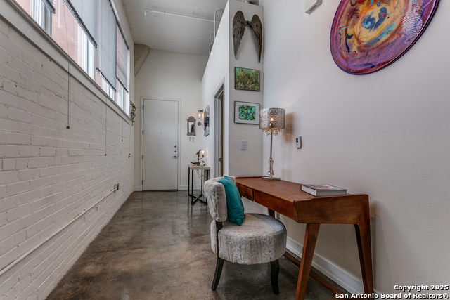 Listing photo id 3 for 1401 Flores St S 212