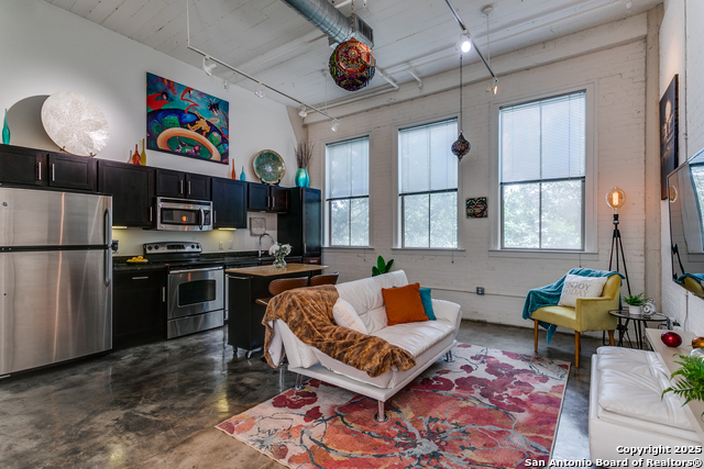 Listing photo id 4 for 1401 Flores St S 212