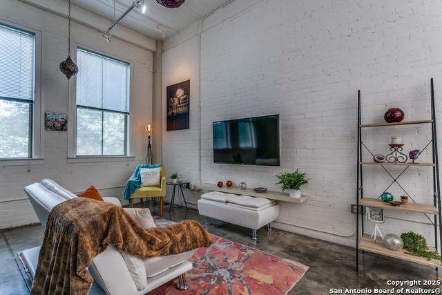 Listing photo id 5 for 1401 Flores St S 212