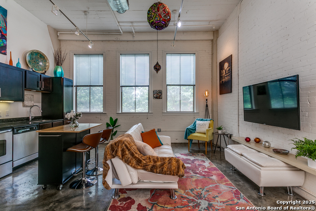 Listing photo id 6 for 1401 Flores St S 212