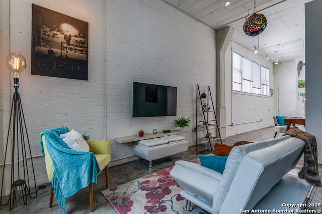 Listing photo id 7 for 1401 Flores St S 212