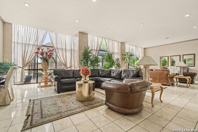 Image 33 of 41 For 7701 Wurzbach  1802