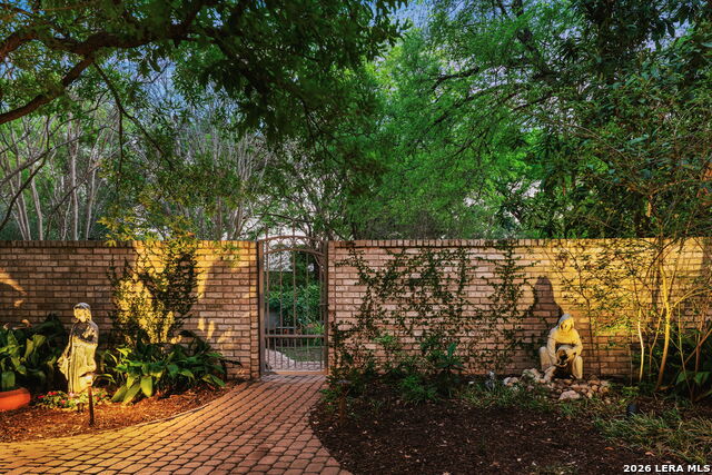 Image 9 of 69 For 9 Scarborough Square