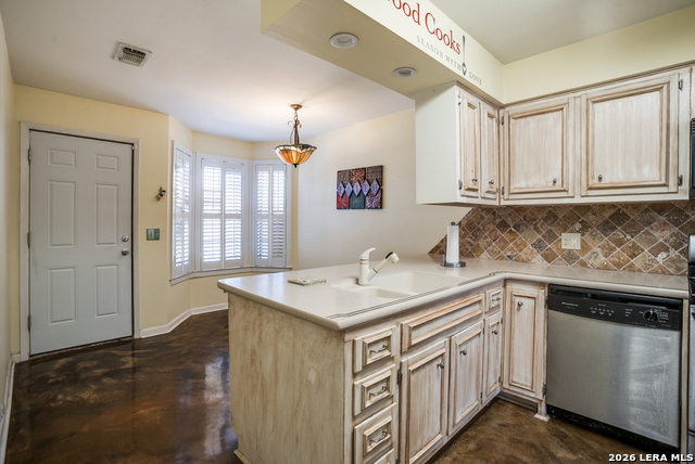 Image 6 of 25 For 5359 Fredericksburg  515