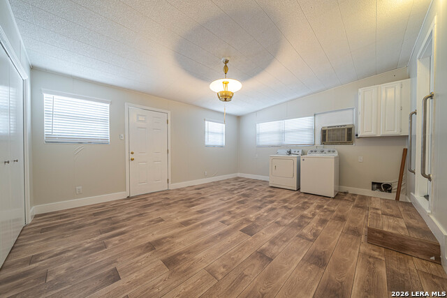 Image 24 of 32 For 723 Glamis  