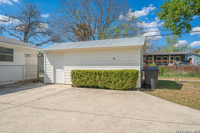 Image 27 of 32 For 723 Glamis  