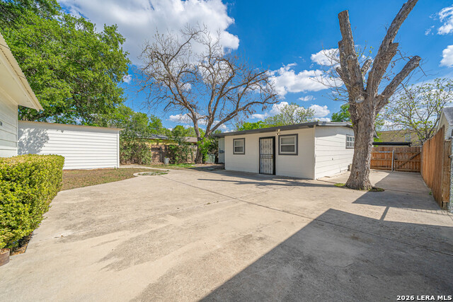 Image 29 of 32 For 723 Glamis  