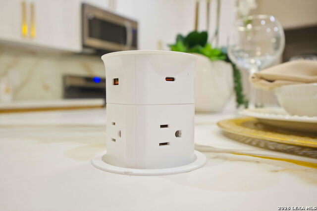 Image 22 of 50 For 931 Highland Blvd E