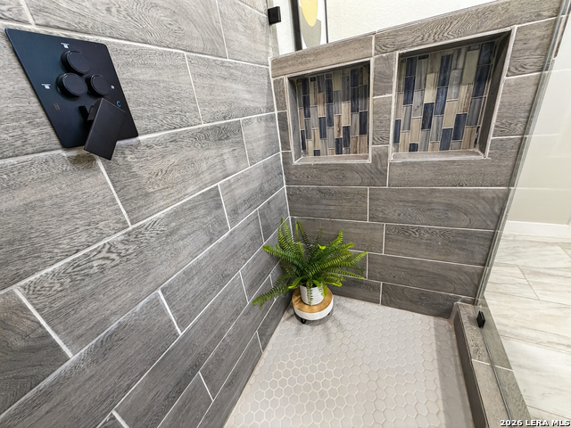 Image 25 of 39 For 703 Rosewood W