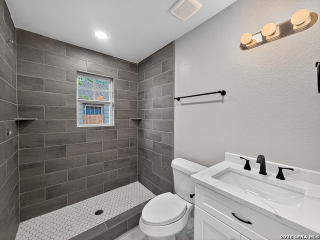 Image 34 of 39 For 703 Rosewood W