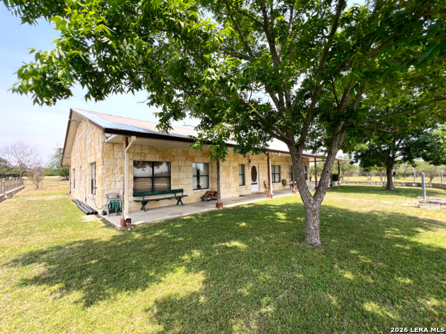 Listing photo id 4 for 1220 Flying T Ranch