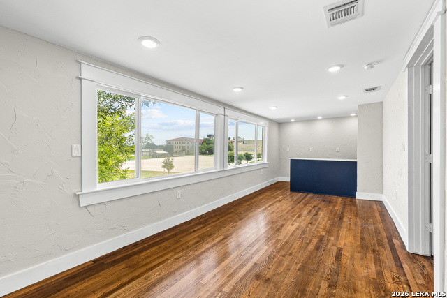 Image 21 of 29 For 424 Club  