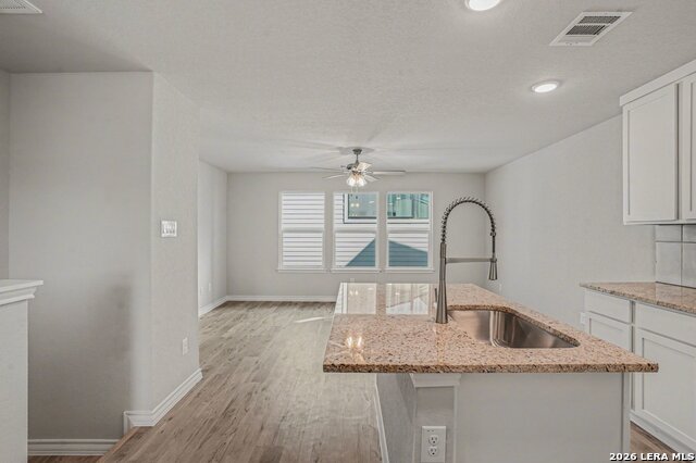 Image 14 of 34 For 310 W Evergreen St #121