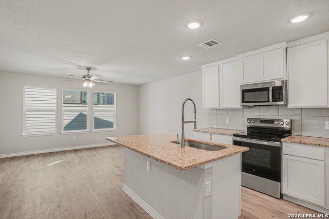 Image 17 of 34 For 310 W Evergreen St #121