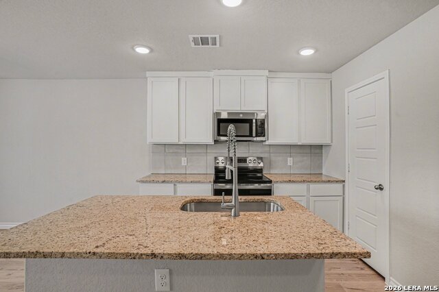 Image 18 of 34 For 310 W Evergreen St #121