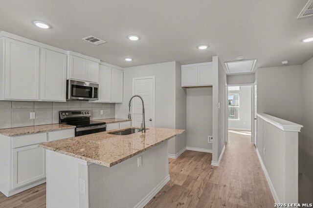 Image 19 of 34 For 310 W Evergreen St #121