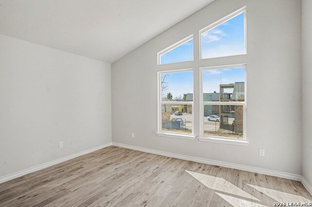 Image 22 of 34 For 310 W Evergreen St #121