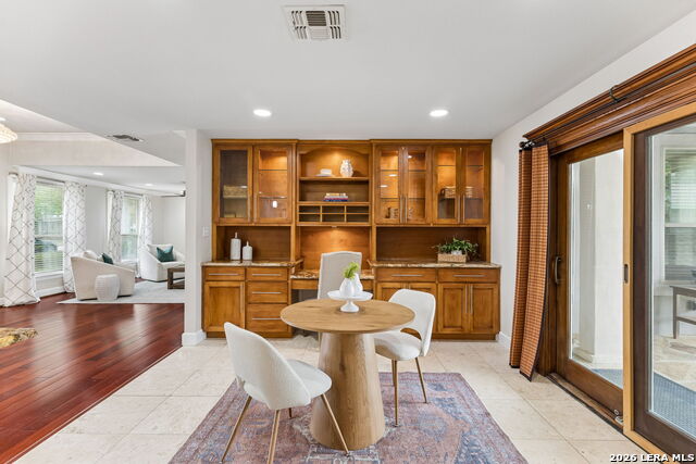 Image 14 of 48 For 451 Laramie Dr