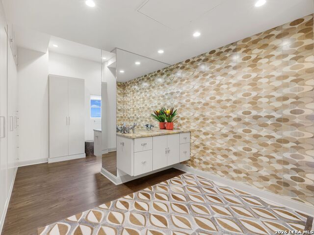 Image 19 of 39 For 230 Dwyer Ave  701