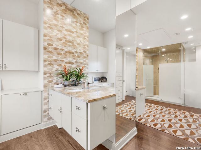 Image 20 of 39 For 230 Dwyer Ave  701