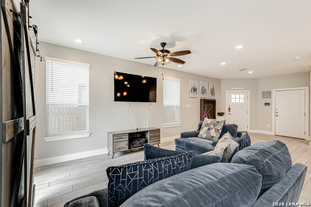 Image 6 of 29 For 1426 Sandalwood Ln E