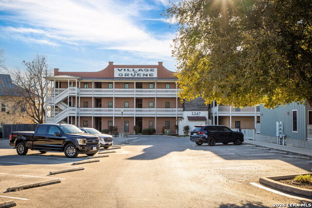 Image 4 of 32 For 1247 Gruene Rd  302