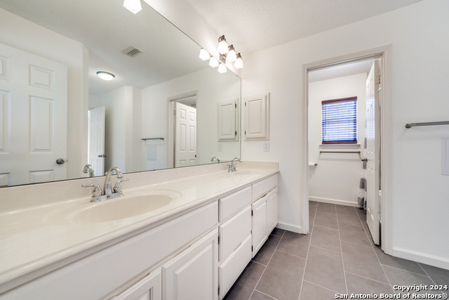 Listing photo id 15 for 16310 Sacre Couer