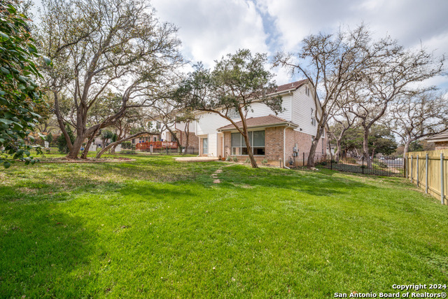 Listing photo id 23 for 16310 Sacre Couer