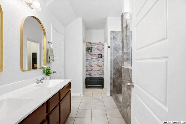 Image 13 of 34 For 739 Anthem  