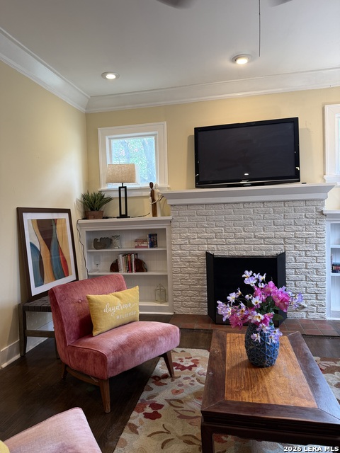 Image 5 of 26 For 402 Elsmere W