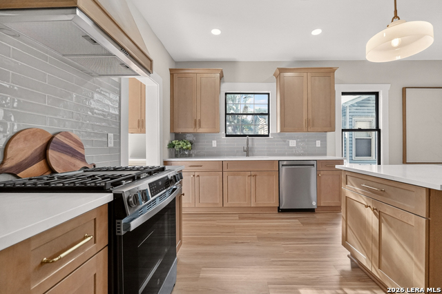 Image 22 of 52 For 806 Kayton Ave