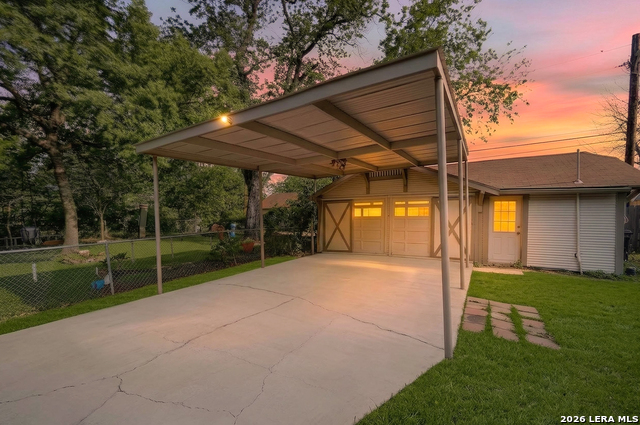 Image 4 of 52 For 806 Kayton Ave