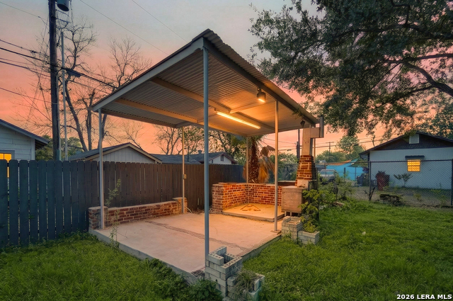 Image 7 of 52 For 806 Kayton Ave