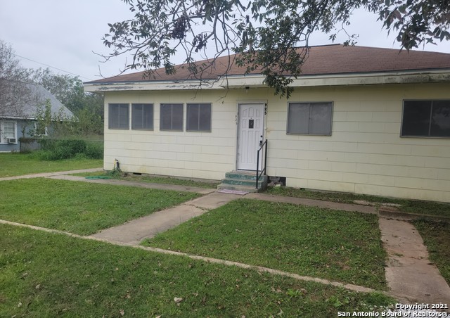 Details for 925 4th St  , Floresville, TX 78114