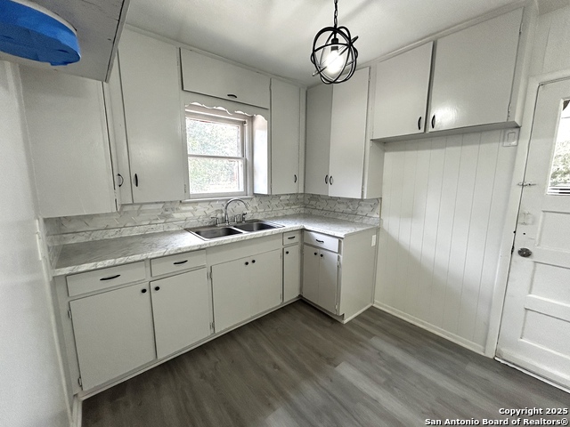 Image 2 of 22 For 1506 Avenue E N