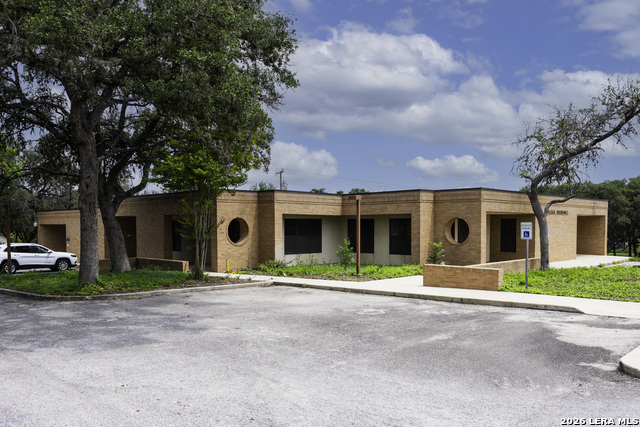 Listing photo id 16 for 13438 Bandera