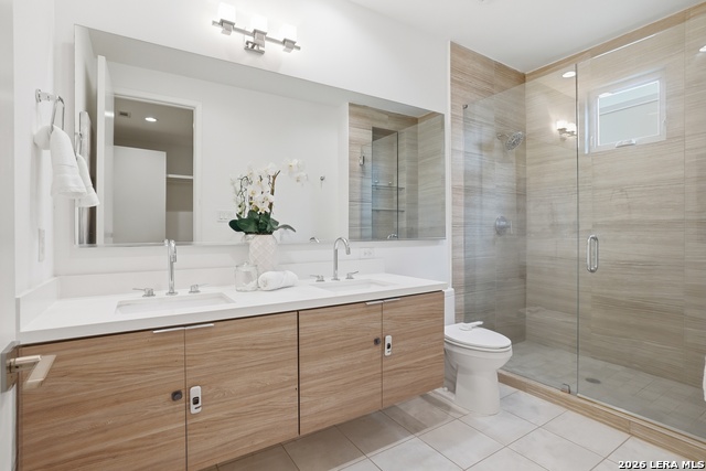 Image 18 of 30 For 402 Everest  