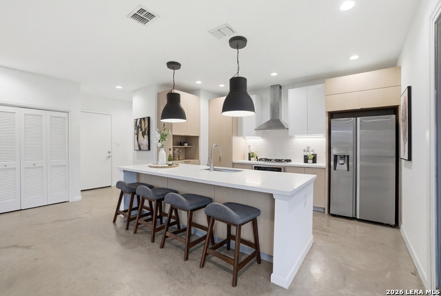 Image 2 of 30 For 402 Everest  