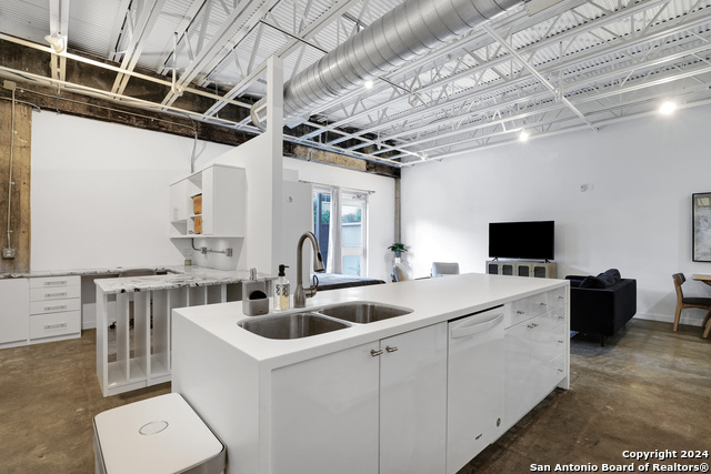 Image 20 of 23 For 1115 S. Alamo  3103