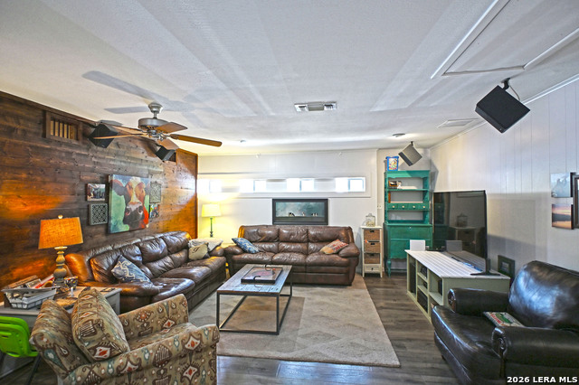 Image 12 of 47 For 877 Twin Oaks