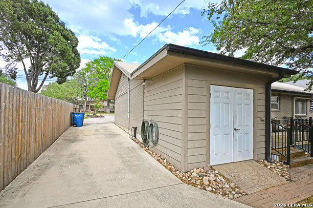 Image 45 of 47 For 877 Twin Oaks