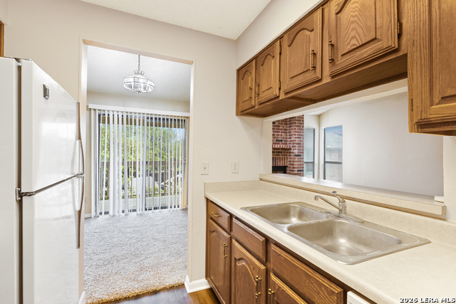 Listing photo id 10 for 4839 Brandeis  923