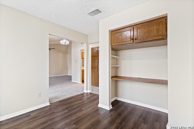 Listing photo id 12 for 4839 Brandeis  923