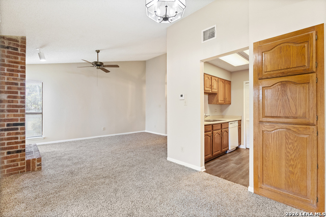 Listing photo id 6 for 4839 Brandeis  923