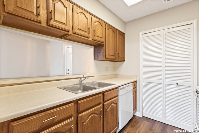 Listing photo id 7 for 4839 Brandeis  923