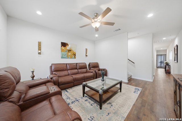 Listing photo id 3 for 754 Delmar St