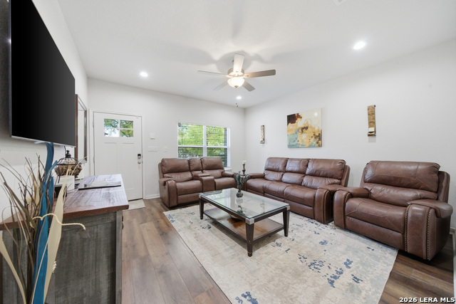 Listing photo id 4 for 754 Delmar St