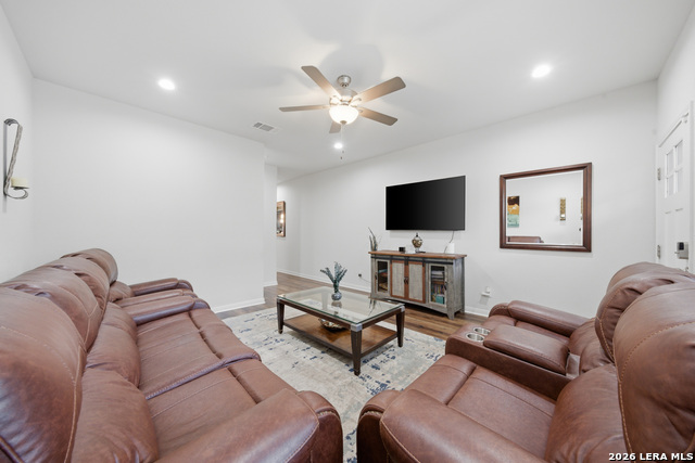 Listing photo id 5 for 754 Delmar St